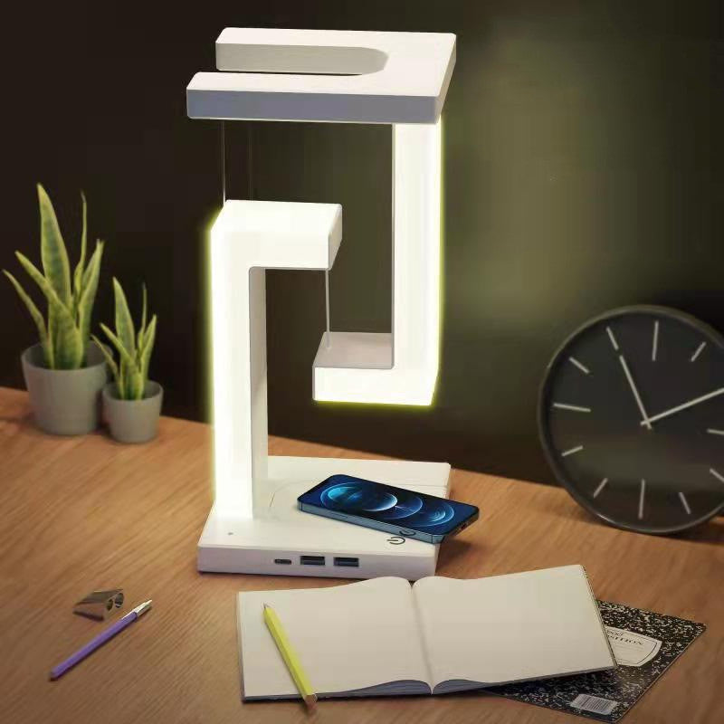 La Lampada Sospesa 3-in-1 che Arreda, Illumina e Ricarica il Tuo Smartphone!